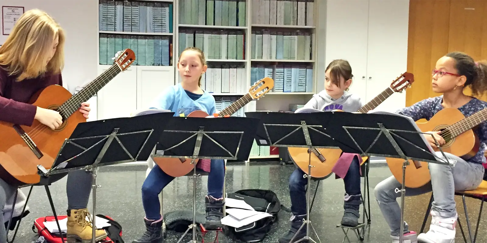 Gemeinsam Musizieren der kleinen Schülerinnen