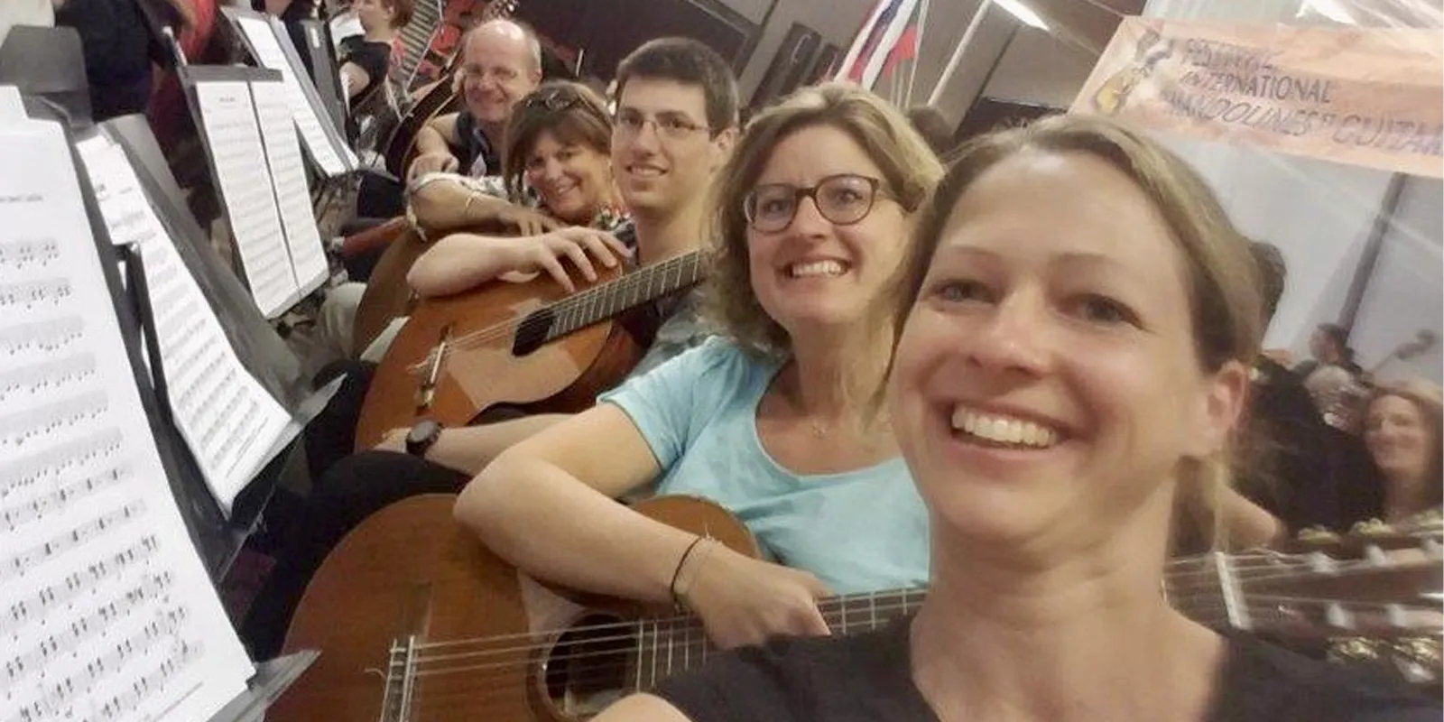 Auch die Erwachsenen haben Spaß beim gemeinsamen Musizieren